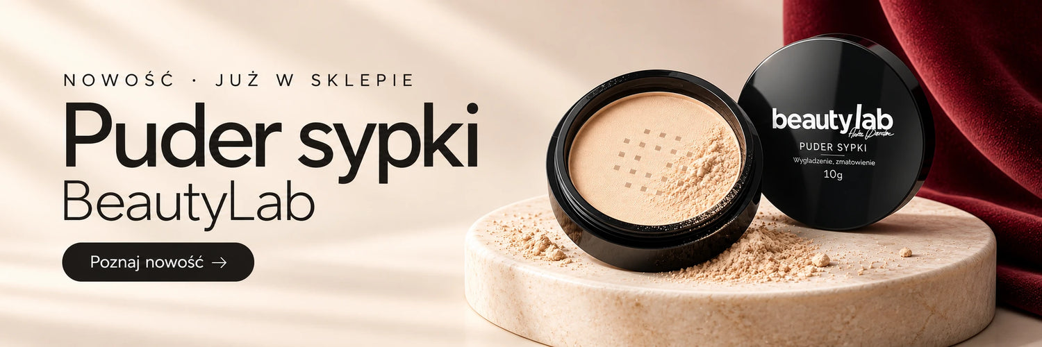 Nowość, już w sklepie: Puder sypki BeautyLab. Poznaj nowość. Otwarte opakowanie na jasnym podium — baner panoramiczny.