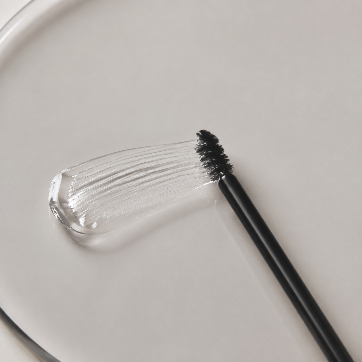 Krótka szczoteczka żelu do brwi BeautyLab ze smugą żelu — wizualizacja makro