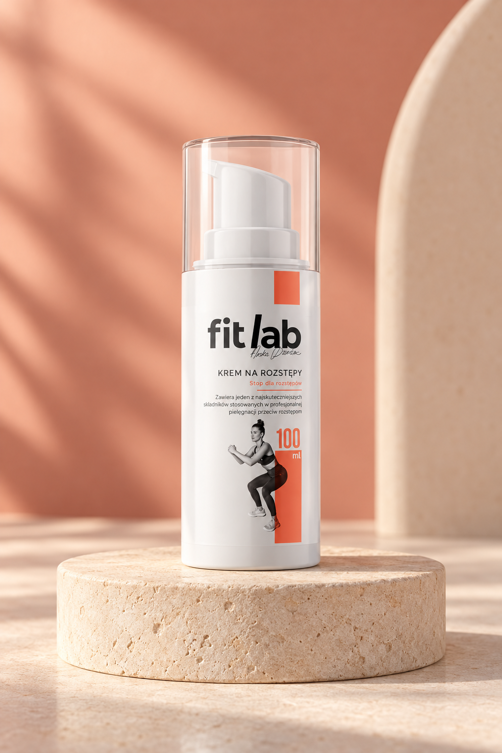 FitLab Krem na Rozstępy 100 ml na jasnym kamiennym podeście — wizualizacja