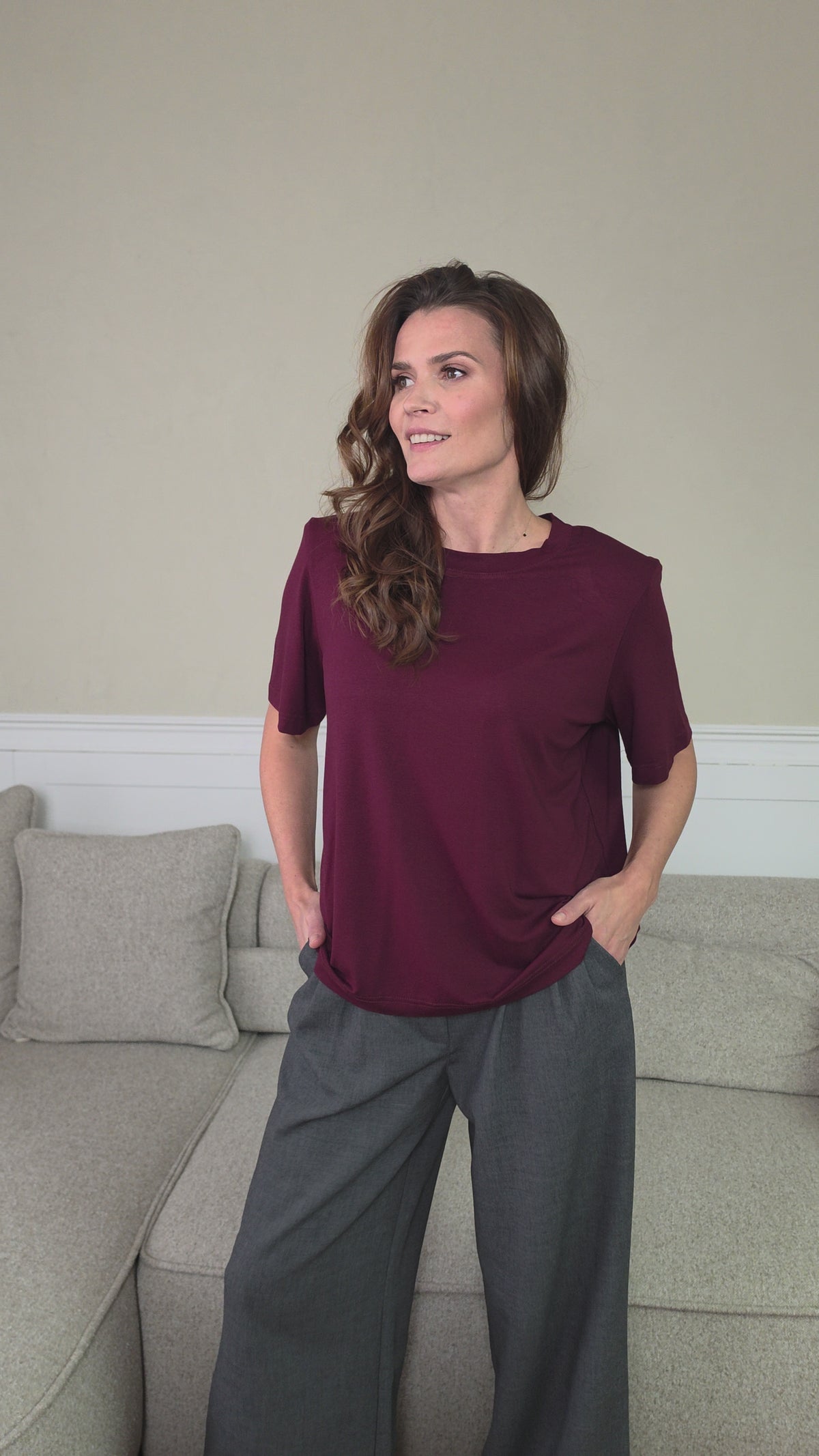 Załaduj wideo: Tshirt z wiskozy oversize z poduszkami LAURA (bordo)