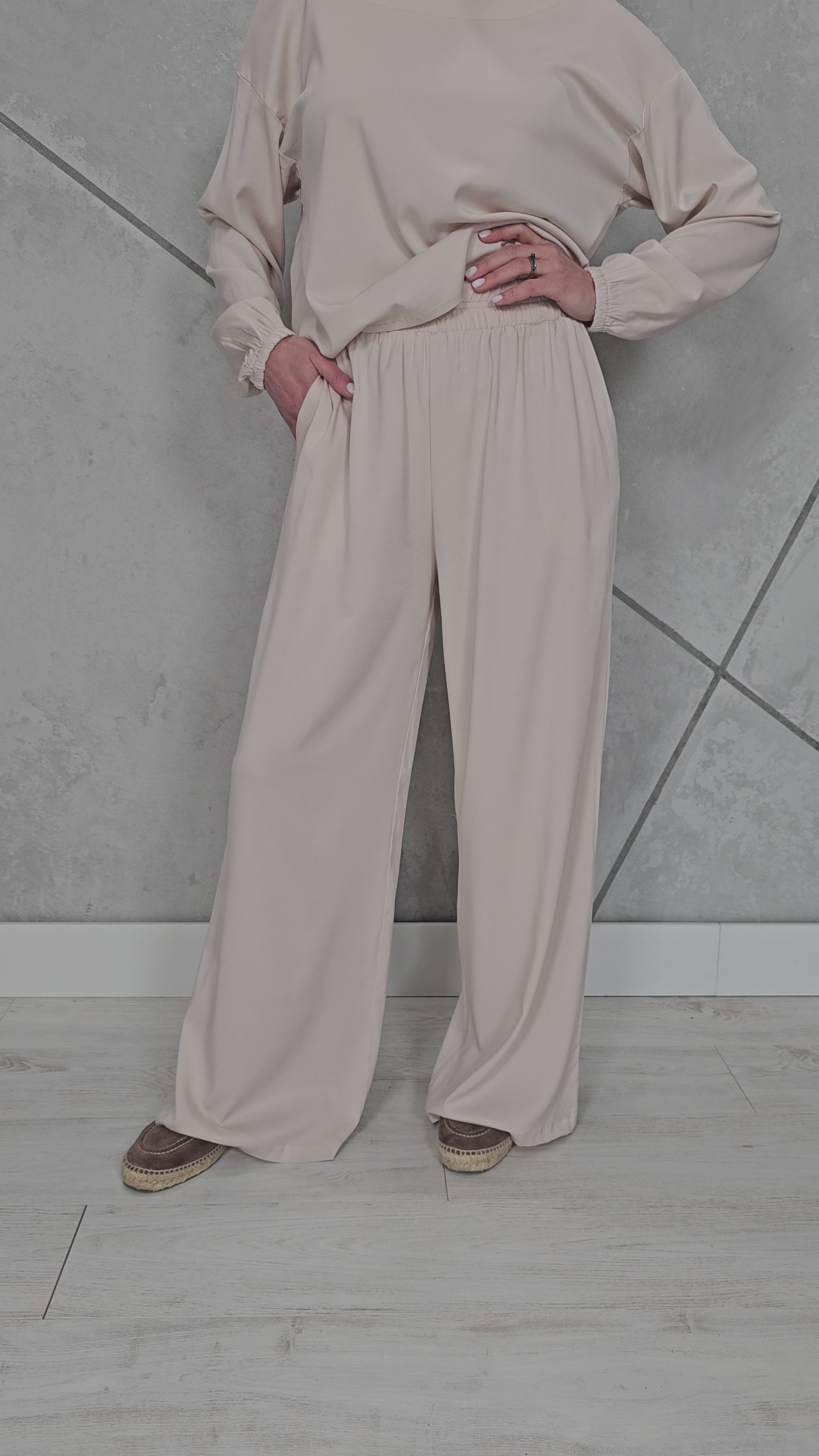 Załaduj wideo: Spodnie Wiskozowe BLUSH (kremowy beż) — prezentacja produktu